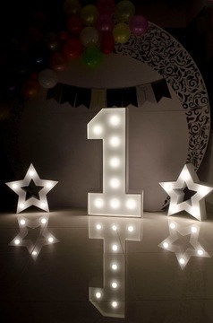 Цифра 18 освещена лампочками, цифры дня рождения 100 см.