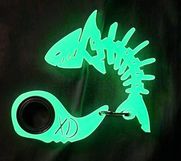 Zestaw BRELOK Keyrambit + Rekin KEYSPINNER Świecący w ciemności Mid Spiner