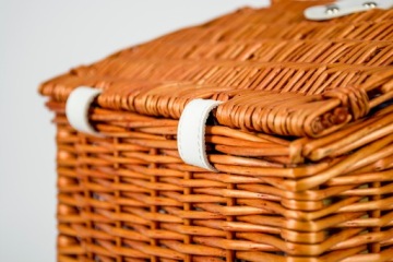 ПЛЕТЕНАЯ КОРЗИНКА ДЛЯ ПИКНИКА С ОТКИДНЫМИ ТАРЕЛКАМИ НАБОР СТОЛОВЫХ ПРИБОРОВ НА 4 ЧЕЛОВЕКА