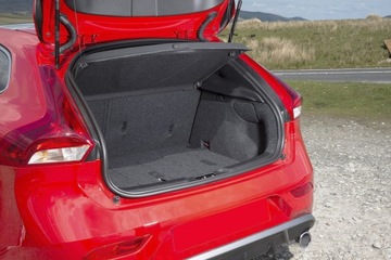 VOLVO V40 2012-2019 ПОЛКА БАГАЖНИКА