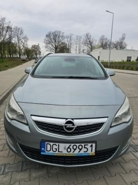 Opel Astra J Sports Tourer 1.7 CDTI ECOTEC 110KM 2011 Opel Astra Klimatyzacja - 1.7cdti - 2011r, zdjęcie 1