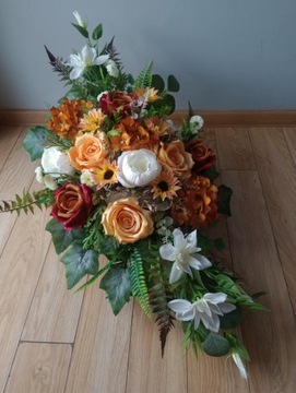 Цветочные цветы для могильного кладбища. Цветочный композиционный набор