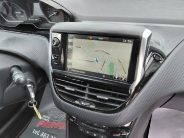 Peugeot 208 I Hatchback 5d Facelifting 1.2 PureTech 110KM 2016 Peugeot 208 GT Line Kamera Klimatronik PDC Sensor Alu 1.2 Benzyna 110KM, zdjęcie 15