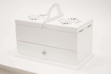 Швейная машина с отделениями и выдвижным ящиком.