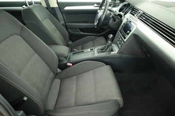 Volkswagen Passat B8 Limousine 1.8 TSI BlueMotion Technology 180KM 2017 VW Passat 1.8 TSI, Salon Polska, Klima, zdjęcie 6