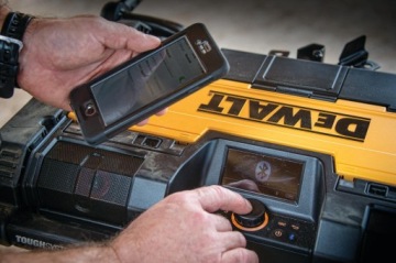 Строительная радиостанция DeWalt с Bluetooth