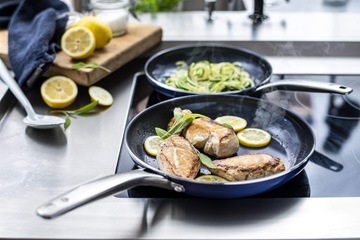 НАБОР ИЗ 2-Х ПРОДУКТОВ С ГОЛУБЫМИ АЛМАЗАМИ СТАЛЬ, СИНЯЯ КЕРАМИКА 24 см, 28 см