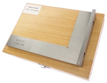 УГОЛ ЗАМОЧНЫЙ С НОЖКОЙ 150х100 ММ СВЕТЛЫЙ