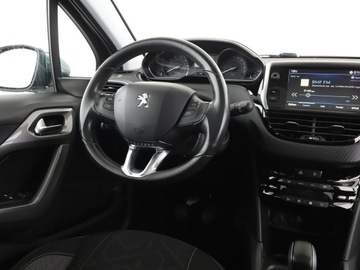 Peugeot 2008 I SUV Facelifting 1.2 PureTech 110KM 2017 Peugeot 2008 Style panorama grzane fotele kamera, zdjęcie 15