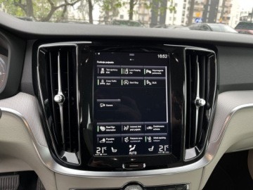 Volvo V60 II  Kombi 2.0 D4 190KM 2019 Volvo V60 D4 190KM Cross Country AWD Pakiet Versat, zdjęcie 15