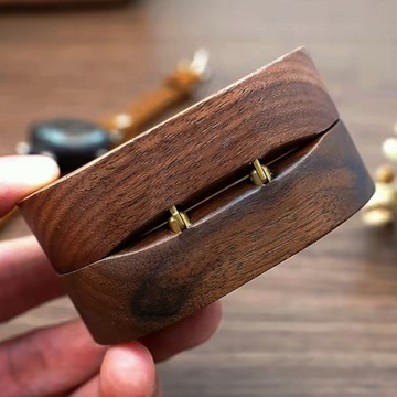 Коричневая коробочка с подушечкой для обручальных колец.