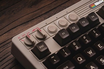 Ретро-клавиатура 8Bitdo Механическая клавиатура C64 + джойстик и супер-кнопки