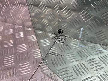 SKLO (OKNO) BOČNÍ DVEŘE PRAVÝ PŘEDNÍ SKODA OCTAVIA III 5E0845202A