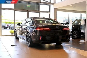 BMW Seria 5 G90-91 Touring 2.0 520d 197KM 2024 BMW Seria 5 520d xDrive SedanFV23System Travel Comfort RailM Pakiet Sport, zdjęcie 19