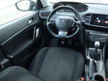 Peugeot 308 II SW Facelifting 1.2 PureTech 130KM 2019 Peugeot 308 1.2 PureTech, Navi, Klima, zdjęcie 6