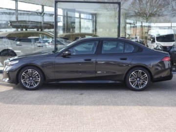 BMW Seria 5 G90-91 Sedan Plug-In 2.0 30e 299KM 2025 BMW Seria 5 530e Sport Sedan 2.0 (299KM) 2025, zdjęcie 1