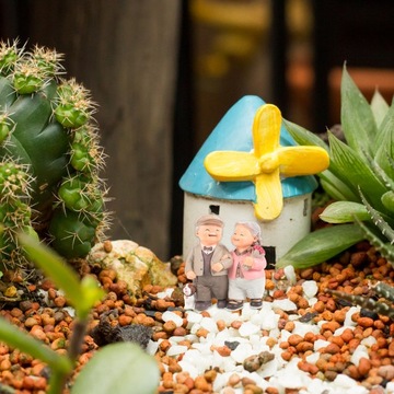 Фигурки влюбленной пары, старика, бабушки, украшения.