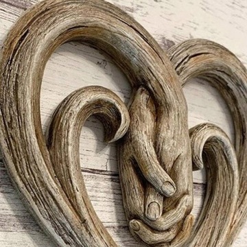 Деревянные настенные скульптуры в виде сложенных рук