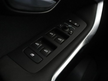 Volvo V40 II Hatchback Facelifting 2.0 D2 120KM 2017 Volvo V40 Momentum automat navi PDC grzane fotele, zdjęcie 32