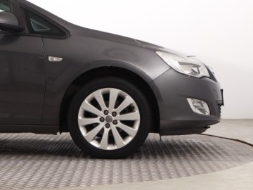 Opel Astra J Sports Tourer 1.4 Twinport ECOTEC 100KM 2011 Opel Astra 1.4 16V, Klima, Tempomat, Parktronic, zdjęcie 13