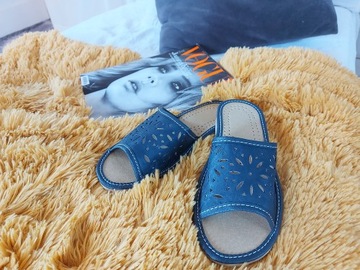 Skórzane pantofle damskie niebieskie domowe kapcie wsuwane ażurowe r.38