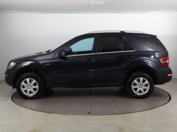 Mercedes Klasa M W164 Off-roader Facelifting 3.0 V6 (300 CDI BlueEFFICIENCY) 204KM 2010 Mercedes ML ML 300 CDI, 201 KM, 4X4, Automat, zdjęcie 2
