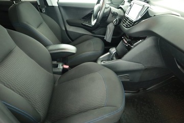 Peugeot 208 I Hatchback 5d Facelifting 1.2 PureTech 110KM 2018 Peugeot 208 1.2 PureTech, Salon Polska, zdjęcie 6