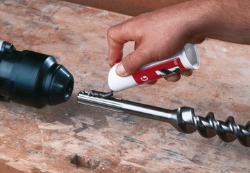 Смазка MILWAUKEE SDS Hammer Drill Grease Защищает сверлильный патрон и сверла.