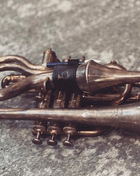 Магнитная подставка для карандашей из латуни Witch