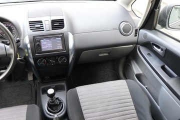 Suzuki SX4 I Hatchback Facelifting 1.6 DDiS 90KM 2010 Suzuki SX4 1.6 DDiS, Navi, Klima, Parktronic,ALU, zdjęcie 7