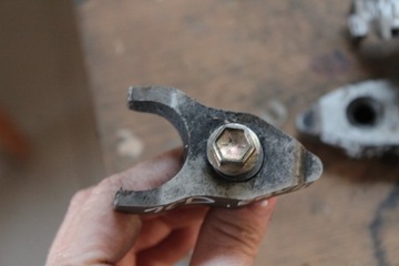 КРЕПЛЕНИЕ РУЧКИ ИНЖЕКЦИОННОГО СТЕКЛА RAV 4 II 2.0 D4D