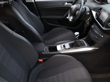 Peugeot 308 II Hatchback Facelifting 1.2 PureTech 130KM 2019 Peugeot 308 1.2 PureTech, Salon Polska, zdjęcie 8
