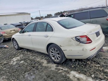 Mercedes Klasa E W213 2017 Mercedes-Benz Klasa E 2017r., E 300 4matic, 2L, od ubezpieczalni 2.0 244KM, zdjęcie 1