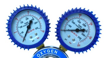 РЕДУКТОР КИСЛОРОДНОГО БАЛЛОНА С ДВУМЯ МАНОМЕТРАМИ НА 200 БАР