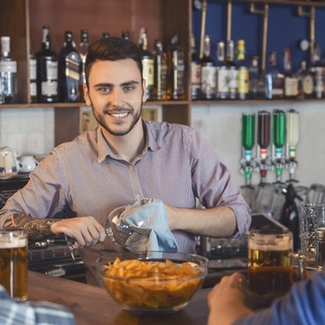 4 BUTELKI STYLIZOWANE NA BUTELKI DO NAPOJÓW ALKOHOLOWYCH, DOZOWNIK DO WINO