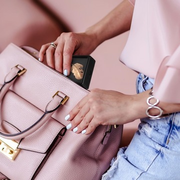 Серьги из прозрачных пластиковых контейнеров витрины