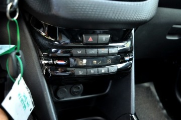 Peugeot 2008 I SUV Facelifting 1.2 PureTech 82KM 2017 Peugeot 2008 1,2 Benzyna Ledy Navi Skóra, zdjęcie 23