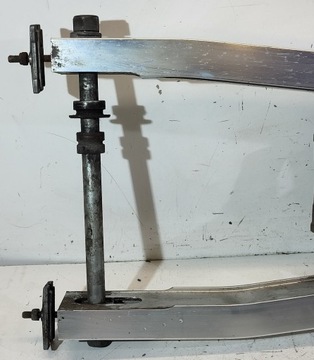 Wahacz kiwak oś koła tył 52100-ML7-690 Honda VFR 750 RC24 1986-1989r