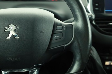 Peugeot 208 I Hatchback 5d Facelifting 1.2 PureTech 110KM 2018 Peugeot 208 1.2 PureTech, Salon Polska, zdjęcie 14