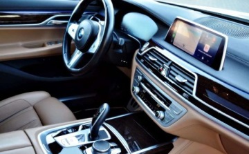 BMW Seria 7 G11-G12 Sedan Facelifting 4.4 750i 530KM 2020 BMW Seria 7 M-Pakiet X-Drive Maly przebieg, Bogata wersja wyposazenia,, zdjęcie 31