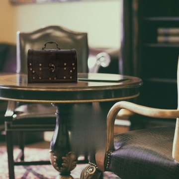 ДЕРЕВЯННЫЙ СУНДУК В ВИНТАЖНОМ ДЕКОРЕ. ЯЩИК ДЛЯ ХРАНЕНИЯ