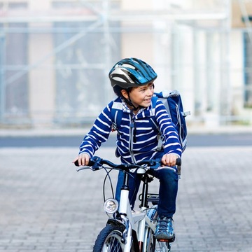 СПОРТИВНЫЙ ШЛЕМ НА ОТКРЫТОМ ВОЗДУХЕ ПОДНИМИТЕ СВОЙ ВЕЛОСИПЕД