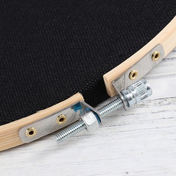 Круглый баннер с брошью