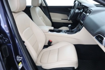 Jaguar XE Sedan 2.0 i4 163KM 2017 Jaguar XE E-Performance, Skóra, Navi, Klima, zdjęcie 8