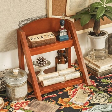 Деревянные подставки, чашки, книги, деревянные полки