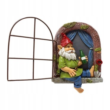 Gnome niegrzeczny zabawny picie pozy drzewo