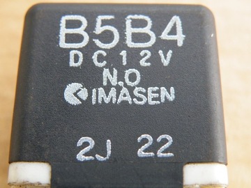MAZDA PREMACY 323 RELÉ PUMPY PALIVA B5B4 DC12V