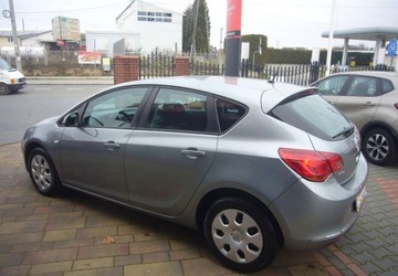 Opel Astra J Hatchback 5d Facelifting 1.6 Twinport ECOTEC 115KM 2014 Opel Astra Opel Astra J Salon PL - seriws 1.6 Benzyna 116KM, zdjęcie 9