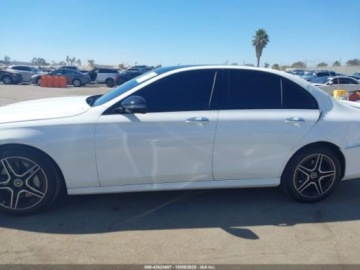 Mercedes Klasa E W213 2022 Mercedes-Benz Klasa E 350 2022 2.0l 2.0 Benzyna 255KM, zdjęcie 2