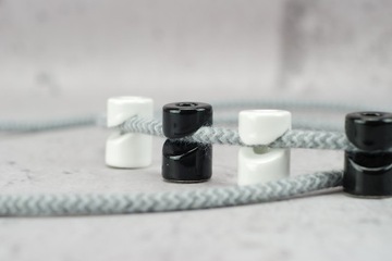 держатель кабеля в керамической оплетке «паук-чердак»